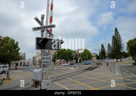 Un panneau de passage à niveau sur un passage à niveau à Fremantle, Australie occidentale Banque D'Images