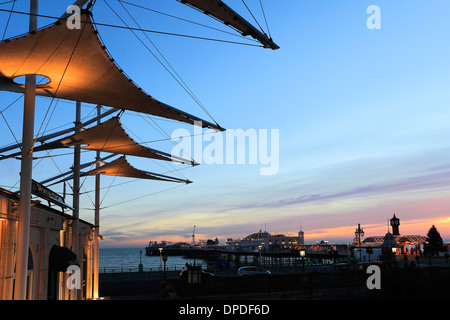 Les couleurs du crépuscule sur le Palace Pier de Brighton, Brighton, Brighton & Hove, Sussex County, England, UK Banque D'Images