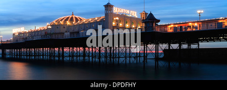 Les couleurs du crépuscule sur le Palace Pier de Brighton, Brighton, Brighton & Hove, Sussex County, England, UK Banque D'Images