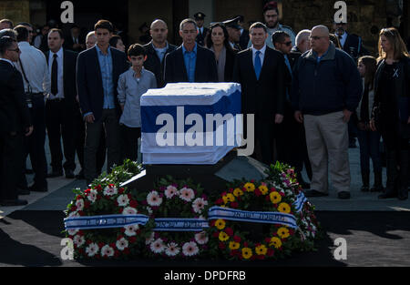 Jérusalem, Israël. 13 Jan, 2014. Gilad Sharon (C), le fils de l'ex-Premier Ministre israélien, Ariel Sharon, et les membres de la famille Sharon pleurent lors d'une cérémonie commémorative de l'état d'Ariel Sharon à la Knesset (parlement) à Jérusalem, le 13 janvier 2014. L'état service commémoratif a eu lieu ici le lundi, assisté par le Vice-président américain Joe Biden et le représentant du Quatuor, et l'ancien Premier ministre britannique Tony Blair. Source : Xinhua/Alamy Live News Banque D'Images