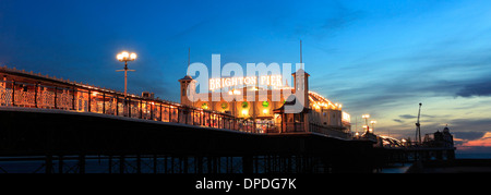 Les couleurs du crépuscule sur le Palace Pier de Brighton, Brighton, Brighton & Hove, Sussex County, England, UK Banque D'Images