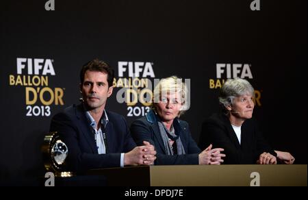 Zurich, Suisse. 13 Jan, 2014. Nominés pour le FIFA 2013 coah de l'année, VfL Wolfsburg coach allemand Ralf Kellermann, femmes nationale allemande de l'entraîneur de l'équipe de football de Silvia Neid national suédois et l'entraîneur chef de l'équipe de football des femmes Pia Sundhage (de G à D), assister à une conférence de presse avant de ballon d'Or, cérémonie de remise des prix à Zurich, Suisse, le 13 janvier 2014. Credit : Wang Siwei/Xinhua/Alamy Live News Banque D'Images