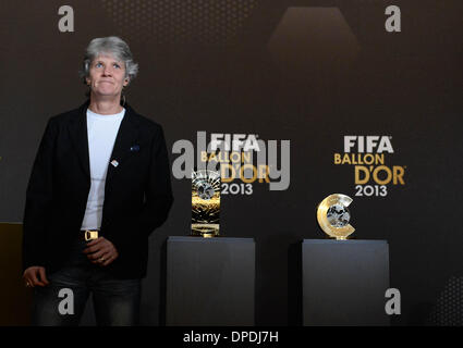 Zurich, Suisse. 13 Jan, 2014. Nominés pour le FIFA 2013 coah de l'année national suédois, l'entraîneur chef de l'équipe de football des femmes Pia Sundhage assiste à une conférence de presse avant de ballon d'Or, cérémonie de remise des prix à Zurich, Suisse, le 13 janvier 2014. Credit : Wang Siwei/Xinhua/Alamy Live News Banque D'Images