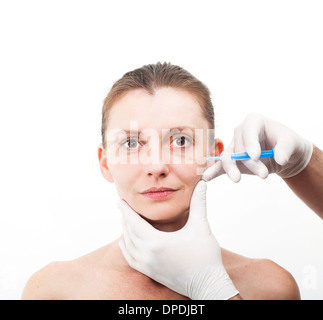 Woman getting injection pour enlever les rides des yeux Banque D'Images