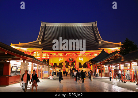 Les pèlerins et les touristes affluent vers Sensō-ji, un ancien temple bouddhiste situé à Asakusa, Hui Taitō, Tokyo, Japon. Banque D'Images