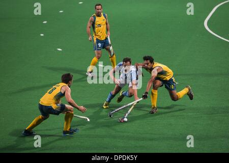 New Delhi, Inde. 13 Jan, 2014. Joueur argentin Lucas Vila (2e R) brise lors d'un match de groupe contre l'Australie dans le Monde du Hockey League Mens finale tenue à New Delhi, capitale de l'Inde, le 13 janvier 2014. L'Australie a battu l'Argentine par 6 à 1. Credit : Zheng Huansong/Xinhua/Alamy Live News Banque D'Images