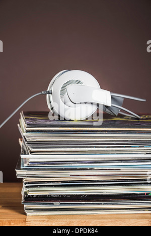 Pile de disques en vinyle avec des écouteurs Banque D'Images