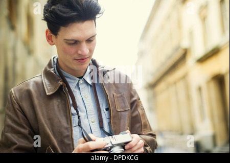 Young man holding camera Banque D'Images