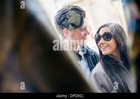 Young couple window shopping Banque D'Images