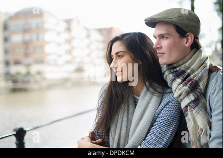 Jeune couple looking at view Banque D'Images