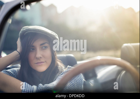 Jeune femme portant chapeau plat in convertible Banque D'Images