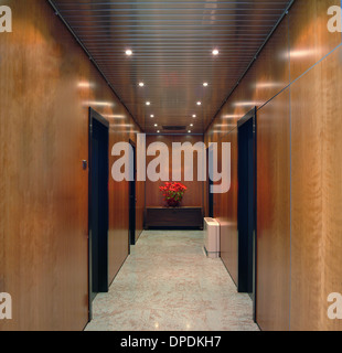 Lambris marron et les portes dans le couloir Banque D'Images