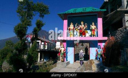 Entrée de Guna Mata temple, montagnes Dhauladar, près de Naddi/Nadi, Himachal Pradesh, Inde Banque D'Images