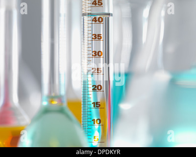 Verrerie de laboratoire en laboratoire, fioles jaugées et les cylindres contenant des produits chimiques au cours des expériences Banque D'Images