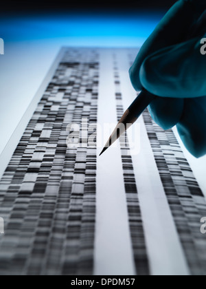 L'ADN de visualisation scientifique gel utilisé en génétique, médecine légale, de la recherche, la biotechnologie et la science biomédicale Banque D'Images