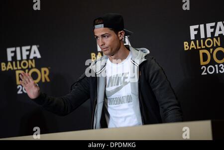 Zurich, Suisse. 13 Jan, 2014. Portugais du Real Madrid Cristiano Ronaldo en avant, prête-nom pour le joueur de l'année 2013 award, assiste à une conférence de presse de l'avant du Ballon d'Or, cérémonie de remise des prix à Zurich, Suisse, le 13 janvier 2014. Credit : Wang Siwei/Xinhua/Alamy Live News Banque D'Images