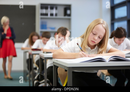 Enseignante classe faisant l'examen d'observation Banque D'Images