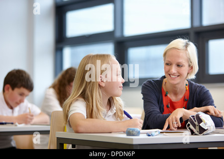 Travailler avec l'enseignant en classe d'écolière Banque D'Images