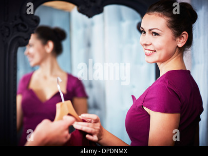 Young woman trying on dress Banque D'Images