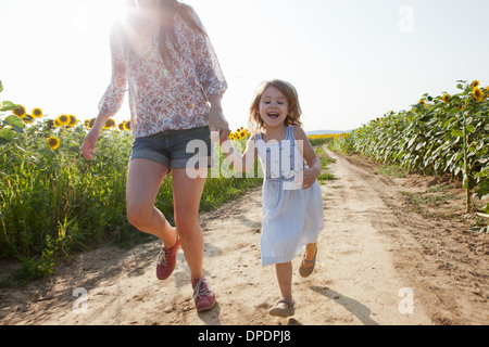 Mère et fille en champ de tournesols Banque D'Images