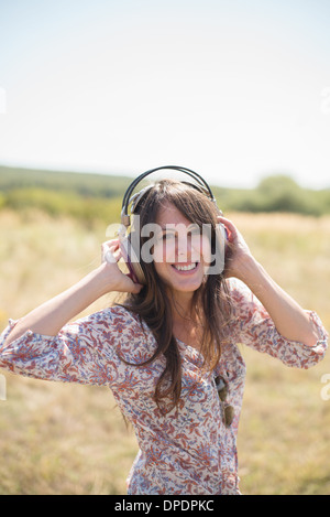 Portrait of mid adult woman wearing headphones Banque D'Images