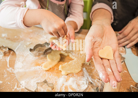 Mère et fille baking in kitchen Banque D'Images