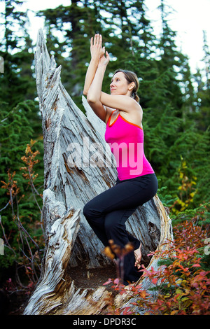 Woman doing yoga, Bellingham, Washington, USA Banque D'Images