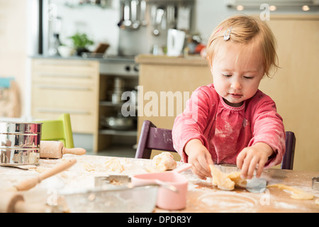 Baby Girl baking in kitchen Banque D'Images