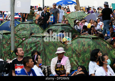 Bangkok, Thaïlande. 13 janvier, 2014. Des dizaines de milliers de manifestants anti-gouvernement mis en place un camp de style militaire intersection Ratchaprasong en centre-ville de Bangkok. Dans une tentative d'arrêt de Bangkok, des dizaines de milliers de manifestants sont descendus dans la rue pour réclamer la démission du Premier Ministre thaïlandais Yingluck Shinawatra. 'SHUTDOWN' Bangkok est organisée par le Comité de réforme démocratique du peuple (PDRC). Credit : Kraig Lieb / Alamy Live News Banque D'Images