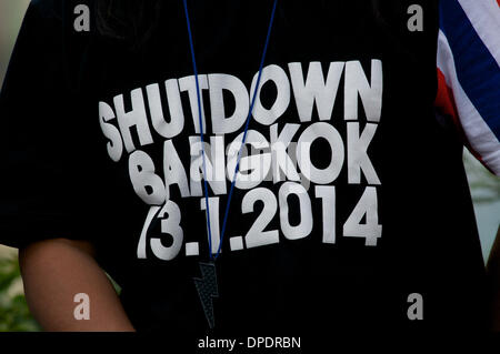 Bangkok, Thaïlande. 13 janvier, 2014. Manifestant anti-gouvernement portant 'SHUTDOWN Bangkok' T-shirt w/ jour. Dans une tentative d'arrêt de Bangkok, des dizaines de milliers de manifestants sont descendus dans la rue pour réclamer la démission du Premier Ministre thaïlandais Yingluck Shinawatra. 'SHUTDOWN' Bangkok est organisée par le Comité de réforme démocratique du peuple (PDRC). Credit : Kraig Lieb / Alamy Live News Banque D'Images
