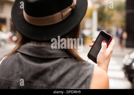 Woman using cellular phone Banque D'Images