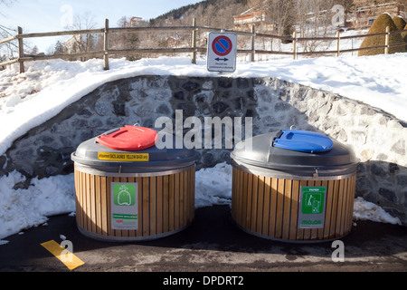 Recycling Europe; Recycling Bins, Leysin; Recycling Switzerland, Europe Banque D'Images