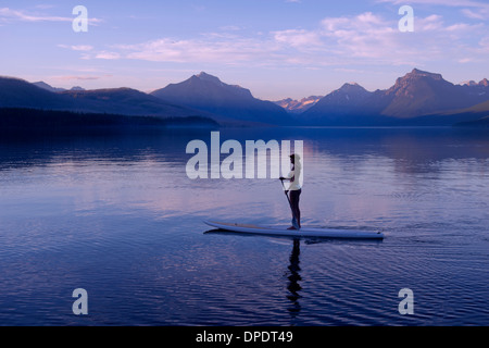 Femme sur canoe, lac McDonald, Glacier National Park, Montana, USA Banque D'Images