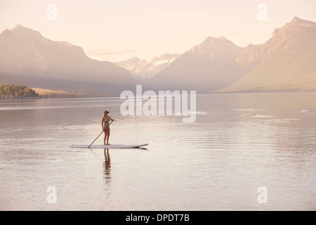 Femme sur canoe, lac McDonald, Glacier National Park, Montana, USA Banque D'Images