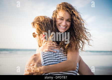 Jeune couple hugging in San Diego beach Banque D'Images