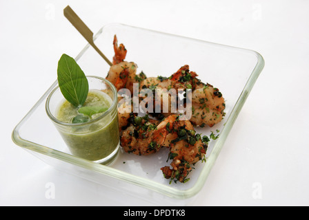 Crevettes sautées aux herbes thaïes mélange frais et délicieux rafraîchir avec de la sauce épicée Banque D'Images