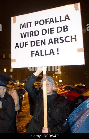 Stuttgart, Allemagne. 13 Jan, 2014. Les opposants à Stuttgart 21 protester contre le controversé projet ferroviaire Stuttgart 21 avec des bannières sur un dmeonstration lundi en face de la gare centrale de Stuttgart, Allemagne, 13 janvier 2014. Photo : SEBASTIAN KAHNERT/dpa/Alamy Live News Banque D'Images