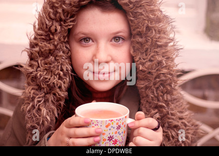 Adolescente avec grande tasse de café en plein air Banque D'Images