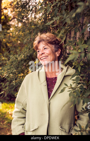 Portrait of mature woman in garden Banque D'Images