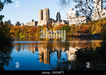 Réflexions dans Central Park Lake, New York City, USA Banque D'Images