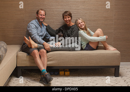 Portrait of parents and daughter on sofa Banque D'Images