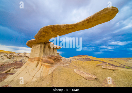 Balanced Rock langue maternelle dans le désert BLM, Nouveau Mexique, Badlands en angle nord-ouest de l'état Banque D'Images