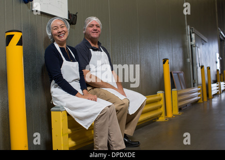 Les ouvriers d'usine en faisant une pause Banque D'Images