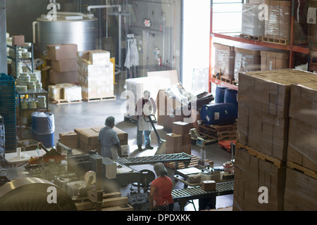 Les ouvriers d'usine dans l'entrepôt de distribution Banque D'Images