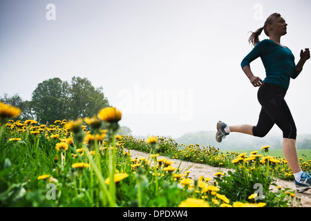 Young woman running in countryside Banque D'Images