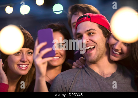 Les amis des jeunes adultes de prendre à partie selfies Banque D'Images