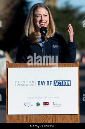 Coachella, en Californie, aux États-Unis. 13 Jan, 2014. CHELSEA CLINTON, Vice-président de la Fondation Clinton, dirige le « jour d'action pour la vallée de Coachella.'' le quartier le bénévolat, ce qui est la réhabilitation des maisons sur la rue Las Palmas, débute le jour de l'Initiative Clinton Health Matters. Crédit : Brian Cahn/ZUMAPRESS.com/Alamy Live News Banque D'Images