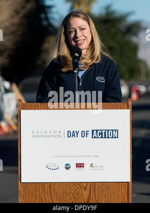 Coachella, en Californie, aux États-Unis. 13 Jan, 2014. CHELSEA CLINTON, Vice-président de la Fondation Clinton, dirige le « jour d'action pour la vallée de Coachella.'' le quartier le bénévolat, ce qui est la réhabilitation des maisons sur la rue Las Palmas, débute le jour de l'Initiative Clinton Health Matters. Crédit : Brian Cahn/ZUMAPRESS.com/Alamy Live News Banque D'Images