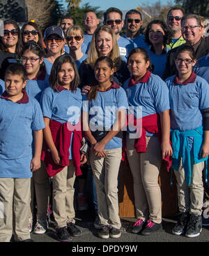 Coachella, en Californie, aux États-Unis. 13 Jan, 2014. CHELSEA CLINTON, Vice-président de la Fondation Clinton, dirige le « jour d'action pour la vallée de Coachella.'' le quartier le bénévolat, ce qui est la réhabilitation des maisons sur la rue Las Palmas, débute le jour de l'Initiative Clinton Health Matters. Crédit : Brian Cahn/ZUMAPRESS.com/Alamy Live News Banque D'Images