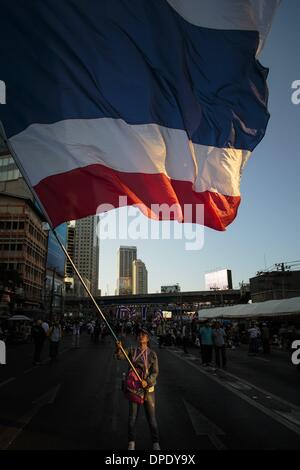 Bangkok, Bangkok, Thaïlande District métropolitain. 13 Jan, 2014. Une femme brandit une Tha drapeau à l'un des sept sites de rassemblement des manifestants anti-gouvernement qui ont occupé dans leur tentative de ''Shut'' de Bangkok et de déloger le gouvernement actuel, l'intersection d'Asoke, Bangkok, Thaïlande - Photo : Gavin Gough/NurPhoto Crédit : Gavin Gough/NurPhoto ZUMAPRESS.com/Alamy/Live News Banque D'Images